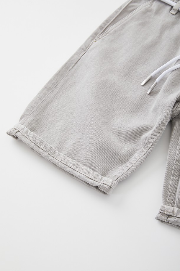 피그먼트 그레이 데님 반바지 CSPT113은 캐주얼한 스타일을 연출하기 좋은 데님 반바지입니다. 부드러운 면 소재와 데님 소재를 사용하여 편안한 착용감을 선사하며, 여름철 데일리룩에 활용하기 좋습니다. 일자핏으로 디자인되어 다리가 길어 보이는 효과를 주며, 피그먼트 워싱으로 빈티지한 멋을 더했습니다. 탈부착 가능한 스트랩과 뒷면 허리 가죽 패치, 버튼형 디자인이 특징이며, 휴가룩이나 여행룩에 매치하여 미니멀한 스타일을 완성할 수 있습니다.
