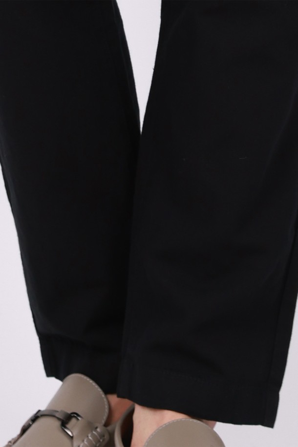 **허리 밴딩 빅사이즈 린넨 바지 PT154A**는 아이보리, 베이지, 카키, 블랙 4가지 색상으로 출시된 린넨 소재의 와이드핏 긴 바지입니다. 봄, 여름, 가을, 겨울 사계절 내내 착용 가능하며, 허리 밴딩 디자인으로 편안한 착용감을 선사합니다. 코튼과 린넨 혼방으로 제작되어 자연스러운 핏과 루즈한 스타일을 연출하며, 빅사이즈로 체형에 구애 없이 누구나 편안하게 즐길 수 있습니다. (사이즈 팁: 한 치수 작은 사이즈를 권장합니다.)
