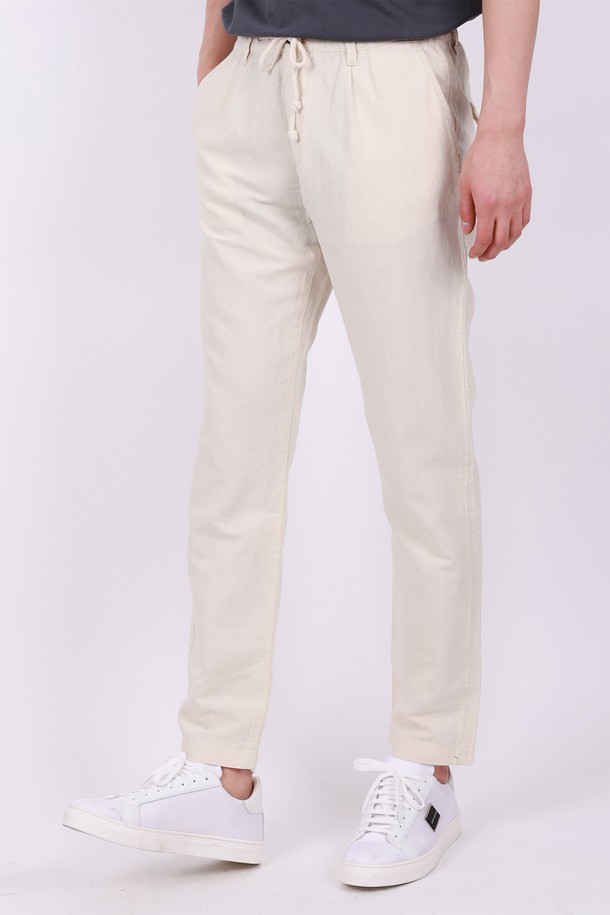 허리 밴딩 빅사이즈 린넨 바지 PT154A는 편안함과 스타일을 모두 갖춘 린넨 바지입니다. 아이보리, 베이지, 카키, 블랙의 네 가지 색상으로 제공되며, 봄, 여름, 가을, 겨울 사계절 내내 활용 가능합니다. 넉넉한 와이드핏과 루즈핏으로 제작되어 활동성이 뛰어나며, 시원한 린넨과 코튼 혼방 소재로 얇고 가볍게 착용할 수 있습니다.
