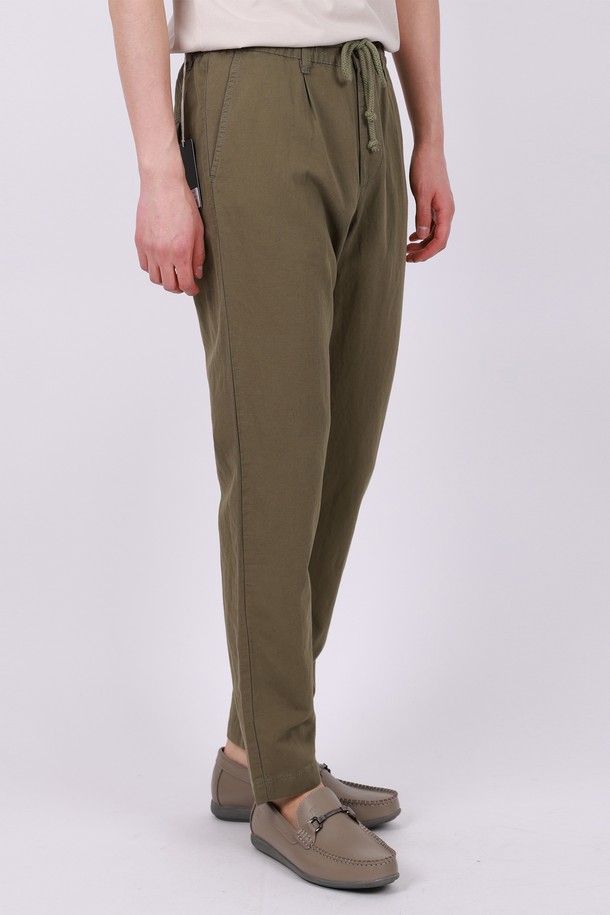 허리 밴딩 빅사이즈 린넨 바지 PT154A는 봄, 여름, 가을, 겨울 사계절 내내 편안하게 착용 가능한 린넨 바지입니다. 아이보리, 베이지, 카키, 블랙 4가지 색상으로 출시되었으며, 넉넉한 와이드핏과 루즈핏으로 편안한 착용감을 선사합니다. 코튼과 린넨 혼방 소재에 무지 디자인으로 제작되어 베이직하면서도 캐주얼한 스타일을 연출할 수 있습니다.
