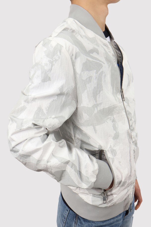 남성용 화이트 컬러의 JP143A 블루종 항공 점퍼입니다. 봄, 여름, 가을, 겨울 사계절 모두 착용 가능하며, 베이직한 디자인과 캐주얼한 스타일을 연출합니다. 폴리아미드 소재의 베이직핏, 레귤러 기장, 집업 여밈 방식의 무지 패턴 긴소매 점퍼로, 안감이 있으며 탈부착은 불가능합니다.
