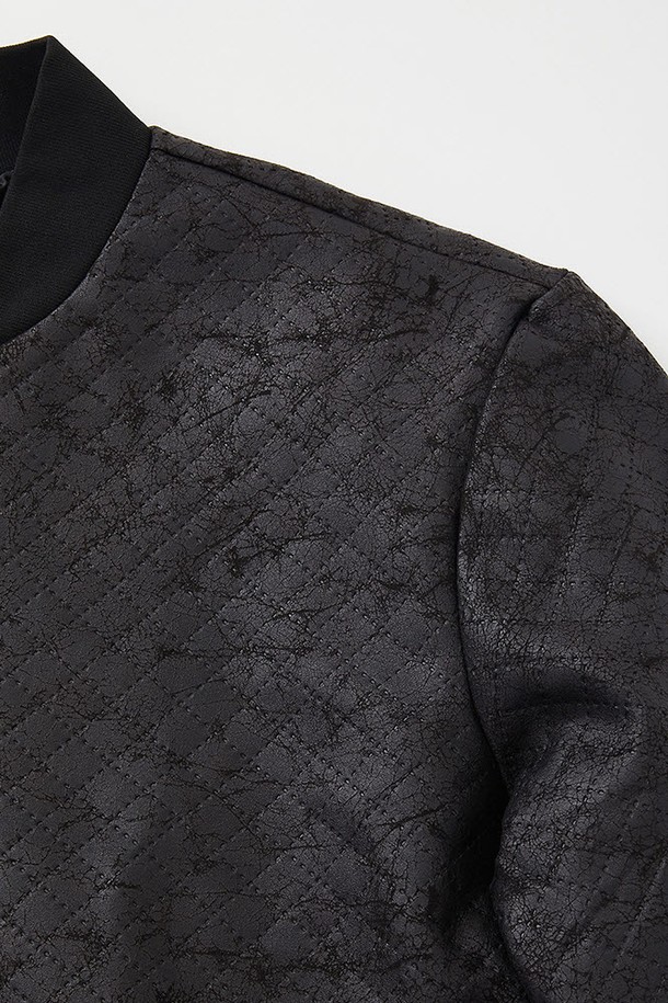 **봄가을 크랙 블루종 점퍼 CJP133**

세련된 캐주얼 스타일을 연출하는 남성용 블루종입니다. 봄, 가을 간절기에 적합하며, 블랙 컬러의 크랙 패턴이 돋보이는 디자인입니다. 폴리에스터와 폴리우레탄 혼방 소재로 제작되어 신축성 있는 착용감을 제공합니다. 중간 두께감으로 활동성을 높였으며, 투웨이 지퍼와 이너 포켓, 안감은 폴리에스터 100%로 마감하여 실용성을 더했습니다. 데이트룩, 가을 나들이룩 등 다양한 TPO에 활용할 수 있습니다. 캐주얼, 미니멀, 시티보이 스타일을 즐기는 남성에게 추천합니다.
