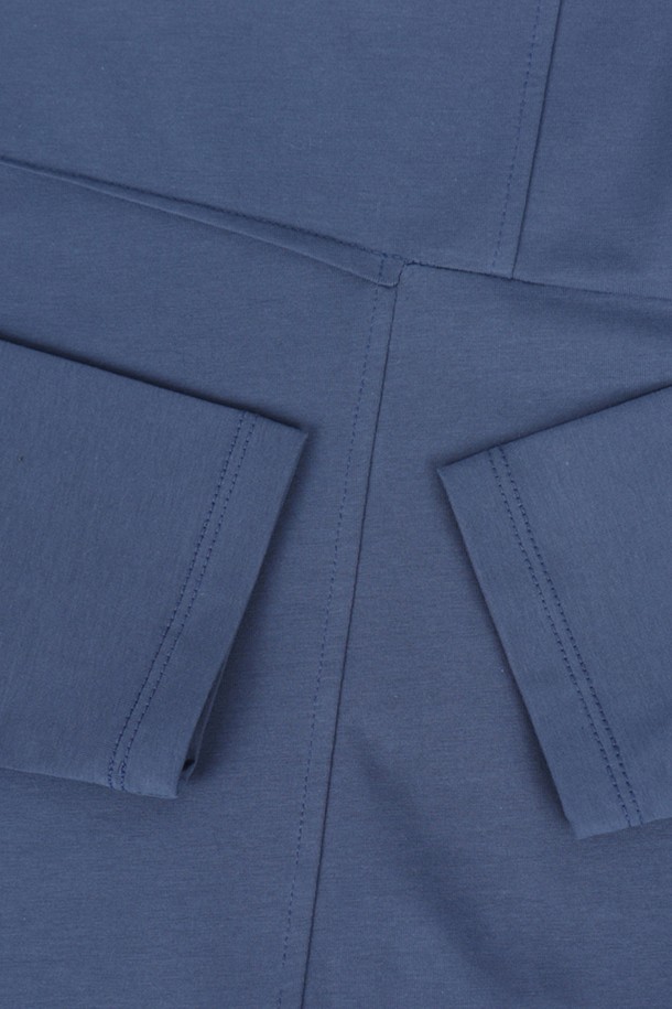 심플포인트 라운드 코튼 긴팔티 TEE168IV는 부드러운 촉감의 프리미엄 코팅 면 소재로 제작된 남성용 티셔츠입니다. 베이직하고 미니멀한 스타일의 무지 디자인으로, 라운드넥과 레귤러 핏을 적용하여 편안한 착용감을 제공하며, 봄, 여름, 가을, 겨울 모든 계절에 활용하기 좋습니다. 아이보리, 블루, 블랙 색상으로 출시되었으며, 약간의 신축성이 있고 비침이 없는 것이 특징입니다.
