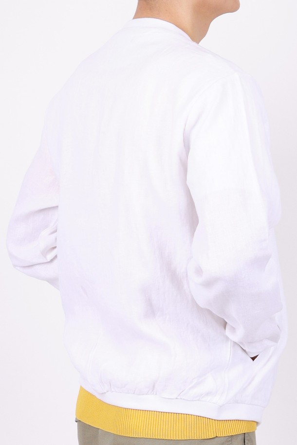 루즈핏 린넨 블루종 점퍼 JP145A는 시원하고 편안한 착용감을 선사하는 남성용 아우터입니다. 얇은 두께의 린넨 소재로 제작되어 봄, 여름 시즌에 쾌적하게 착용 가능하며, 뻣뻣한 촉감이 특징입니다. 캐주얼, 미니멀, 클래식 스타일을 아우르는 디자인으로 여행룩, 휴가룩 등 다양한 TPO에 활용하기 좋습니다. 무지 디자인과 레귤러 기장, 집업 여밈 방식이 특징이며, 넉넉한 루즈핏으로 편안함을 더했습니다. 긴 소매 기장으로 간절기에도 유용하게 활용할 수 있는 아이템입니다.
