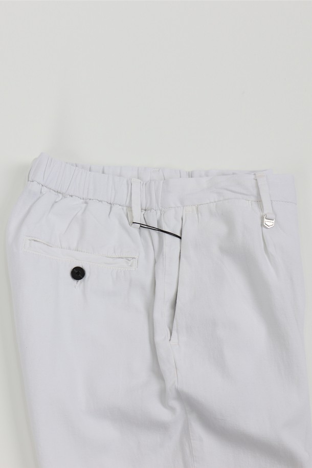 봄, 여름에 시원하게 입기 좋은 5가지 컬러의 밴딩 린넨 바지입니다. 면 88%, 린넨 12% 혼방 소재로 제작되어 약간의 까슬함과 얇은 두께감으로 쾌적한 착용감을 선사하며, 베이직핏 디자인으로 어떤 스타일에도 잘 어울립니다. 스카이, 그린, 블랙, 화이트, 베이지 5가지 다채로운 색상으로 구성되어 데일리룩에 포인트를 더해보세요.
