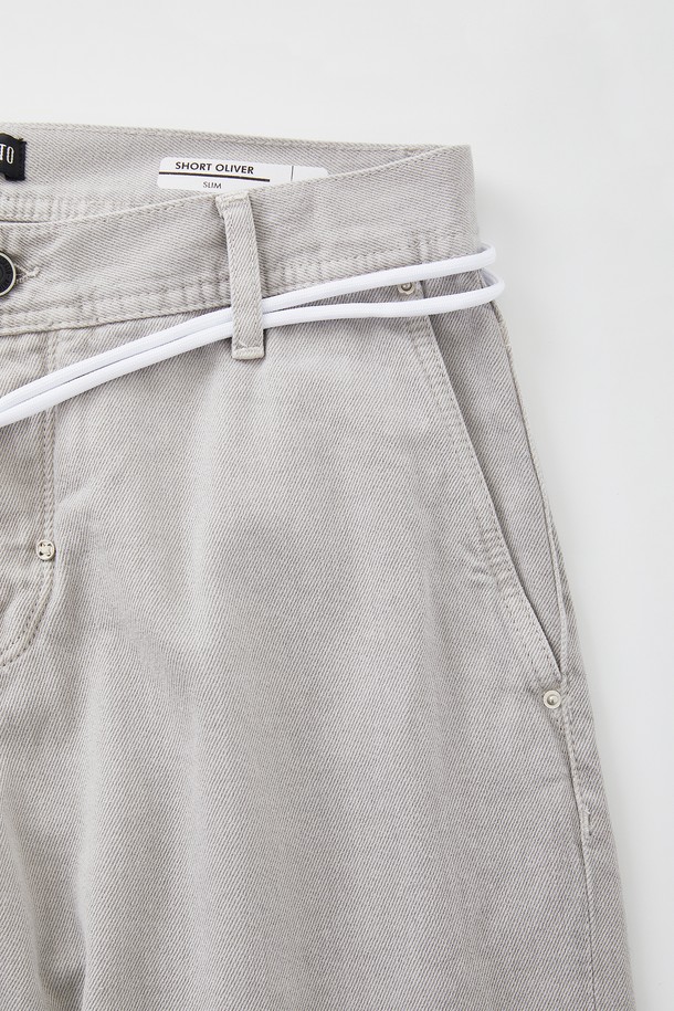 피그먼트 그레이 데님 반바지 CSPT113은 캐주얼한 스타일을 연출하기 좋은 데님 반바지입니다. 부드러운 면 소재와 데님 소재를 사용하여 편안한 착용감을 선사하며, 여름철 데일리룩에 활용하기 좋습니다. 일자핏으로 디자인되어 다리가 길어 보이는 효과를 주며, 피그먼트 워싱으로 빈티지한 멋을 더했습니다. 탈부착 가능한 스트랩과 뒷면 허리 가죽 패치, 버튼형 디자인이 특징이며, 휴가룩이나 여행룩에 매치하여 미니멀한 스타일을 완성할 수 있습니다.
