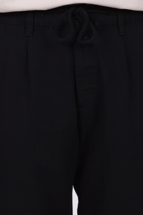 **허리 밴딩 빅사이즈 린넨 바지 PT154A**는 아이보리, 베이지, 카키, 블랙 4가지 색상으로 출시된 린넨 소재의 와이드핏 긴 바지입니다. 봄, 여름, 가을, 겨울 사계절 내내 착용 가능하며, 허리 밴딩 디자인으로 편안한 착용감을 선사합니다. 코튼과 린넨 혼방으로 제작되어 자연스러운 핏과 루즈한 스타일을 연출하며, 빅사이즈로 체형에 구애 없이 누구나 편안하게 즐길 수 있습니다. (사이즈 팁: 한 치수 작은 사이즈를 권장합니다.)
