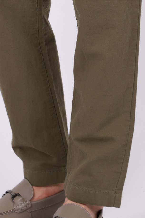 허리 밴딩 빅사이즈 린넨 바지 PT154A는 봄, 여름, 가을, 겨울 사계절 내내 편안하게 착용 가능한 린넨 바지입니다. 아이보리, 베이지, 카키, 블랙 4가지 색상으로 출시되었으며, 넉넉한 와이드핏과 루즈핏으로 편안한 착용감을 선사합니다. 코튼과 린넨 혼방 소재에 무지 디자인으로 제작되어 베이직하면서도 캐주얼한 스타일을 연출할 수 있습니다.
