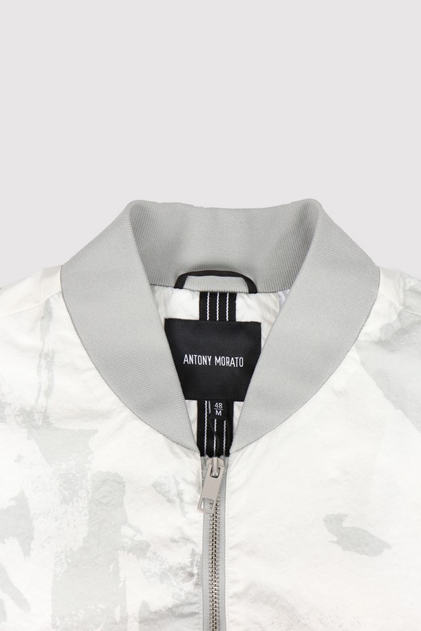 남성용 화이트 컬러의 JP143A 블루종 항공 점퍼입니다. 봄, 여름, 가을, 겨울 사계절 모두 착용 가능하며, 베이직한 디자인과 캐주얼한 스타일을 연출합니다. 폴리아미드 소재의 베이직핏, 레귤러 기장, 집업 여밈 방식의 무지 패턴 긴소매 점퍼로, 안감이 있으며 탈부착은 불가능합니다.
