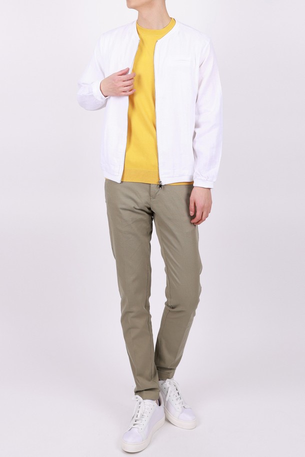 루즈핏 린넨 블루종 점퍼 JP145A는 시원하고 편안한 착용감을 선사하는 남성용 아우터입니다. 얇은 두께의 린넨 소재로 제작되어 봄, 여름 시즌에 쾌적하게 착용 가능하며, 뻣뻣한 촉감이 특징입니다. 캐주얼, 미니멀, 클래식 스타일을 아우르는 디자인으로 여행룩, 휴가룩 등 다양한 TPO에 활용하기 좋습니다. 무지 디자인과 레귤러 기장, 집업 여밈 방식이 특징이며, 넉넉한 루즈핏으로 편안함을 더했습니다. 긴 소매 기장으로 간절기에도 유용하게 활용할 수 있는 아이템입니다.
