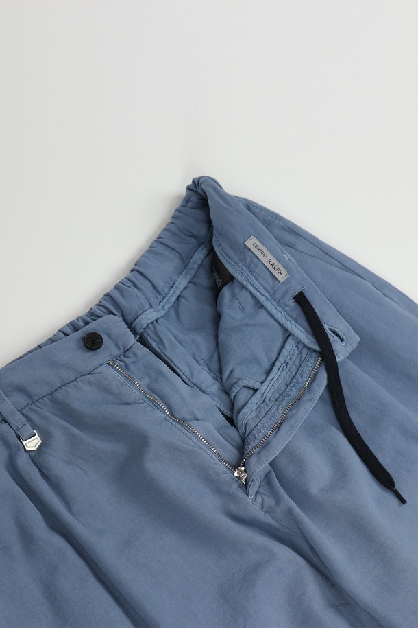 **제품 설명:**

봄, 여름 시즌에 시원하게 즐길 수 있는 5가지 컬러의 밴딩 린넨 바지 PT159A입니다. 스카이블루, 그린, 블랙, 화이트, 베이지의 다채로운 색상으로 출시되어 어떤 상의와도 편안하게 매치할 수 있습니다. 면과 린넨 혼방 소재로 제작되어 부드러운 촉감과 적당한 두께감을 자랑하며, 베이직핏 디자인으로 편안한 착용감을 선사합니다.
