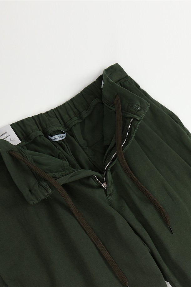 다양한 스타일을 연출하기 좋은 봄/여름 5컬러 밴딩 린넨 바지 PT159A입니다. 면 88%, 린넨 12% 혼방으로 제작되어 약간의 신축성과 비침이 있으며, 베이직핏의 긴 기장으로 편안하게 착용할 수 있습니다. 스카이, 그린, 블랙, 화이트, 베이지 5가지 색상으로 출시되어 데일리룩에 활용하기 좋습니다.
