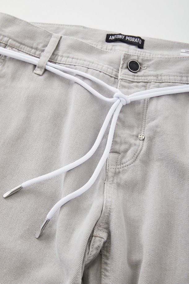 피그먼트 그레이 데님 반바지 CSPT113은 캐주얼한 스타일을 연출하기 좋은 데님 반바지입니다. 부드러운 면 소재와 데님 소재를 사용하여 편안한 착용감을 선사하며, 여름철 데일리룩에 활용하기 좋습니다. 일자핏으로 디자인되어 다리가 길어 보이는 효과를 주며, 피그먼트 워싱으로 빈티지한 멋을 더했습니다. 탈부착 가능한 스트랩과 뒷면 허리 가죽 패치, 버튼형 디자인이 특징이며, 휴가룩이나 여행룩에 매치하여 미니멀한 스타일을 완성할 수 있습니다.
