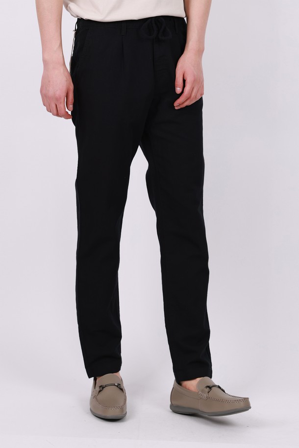 **허리 밴딩 빅사이즈 린넨 바지 PT154A**는 아이보리, 베이지, 카키, 블랙 4가지 색상으로 출시된 린넨 소재의 와이드핏 긴 바지입니다. 봄, 여름, 가을, 겨울 사계절 내내 착용 가능하며, 허리 밴딩 디자인으로 편안한 착용감을 선사합니다. 코튼과 린넨 혼방으로 제작되어 자연스러운 핏과 루즈한 스타일을 연출하며, 빅사이즈로 체형에 구애 없이 누구나 편안하게 즐길 수 있습니다. (사이즈 팁: 한 치수 작은 사이즈를 권장합니다.)
