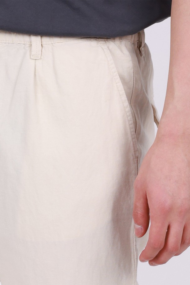 허리 밴딩 빅사이즈 린넨 바지 PT154A는 편안함과 스타일을 모두 갖춘 린넨 바지입니다. 아이보리, 베이지, 카키, 블랙의 네 가지 색상으로 제공되며, 봄, 여름, 가을, 겨울 사계절 내내 활용 가능합니다. 넉넉한 와이드핏과 루즈핏으로 제작되어 활동성이 뛰어나며, 시원한 린넨과 코튼 혼방 소재로 얇고 가볍게 착용할 수 있습니다.
