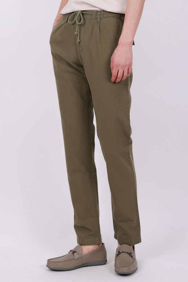 허리 밴딩 빅사이즈 린넨 바지 PT154A는 봄, 여름, 가을, 겨울 사계절 내내 편안하게 착용 가능한 린넨 바지입니다. 아이보리, 베이지, 카키, 블랙 4가지 색상으로 출시되었으며, 넉넉한 와이드핏과 루즈핏으로 편안한 착용감을 선사합니다. 코튼과 린넨 혼방 소재에 무지 디자인으로 제작되어 베이직하면서도 캐주얼한 스타일을 연출할 수 있습니다.
