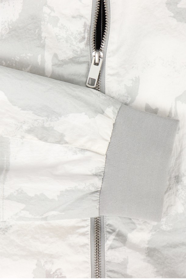 남성용 화이트 컬러의 JP143A 블루종 항공 점퍼입니다. 봄, 여름, 가을, 겨울 사계절 모두 착용 가능하며, 베이직한 디자인과 캐주얼한 스타일을 연출합니다. 폴리아미드 소재의 베이직핏, 레귤러 기장, 집업 여밈 방식의 무지 패턴 긴소매 점퍼로, 안감이 있으며 탈부착은 불가능합니다.
