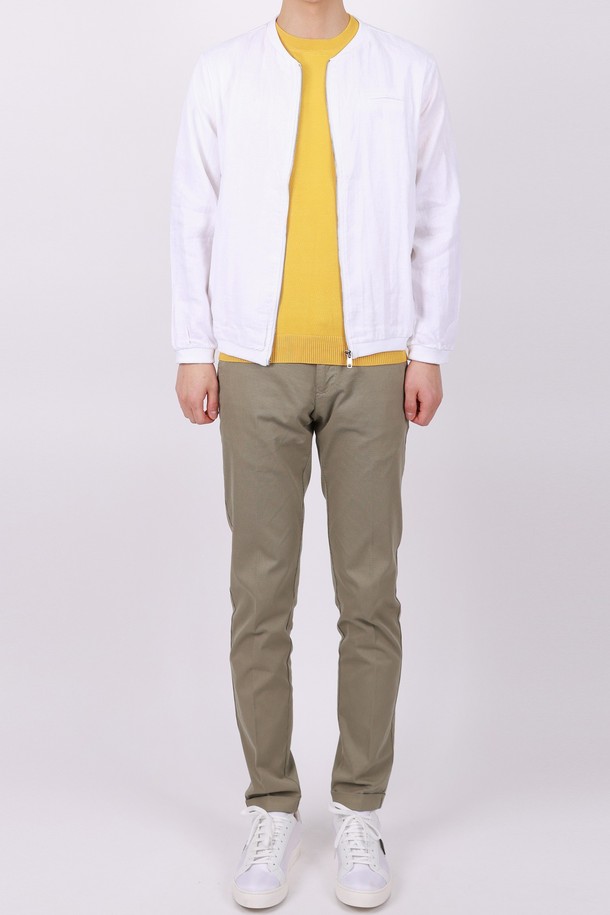 루즈핏 린넨 블루종 점퍼 JP145A는 시원하고 편안한 착용감을 선사하는 남성용 아우터입니다. 얇은 두께의 린넨 소재로 제작되어 봄, 여름 시즌에 쾌적하게 착용 가능하며, 뻣뻣한 촉감이 특징입니다. 캐주얼, 미니멀, 클래식 스타일을 아우르는 디자인으로 여행룩, 휴가룩 등 다양한 TPO에 활용하기 좋습니다. 무지 디자인과 레귤러 기장, 집업 여밈 방식이 특징이며, 넉넉한 루즈핏으로 편안함을 더했습니다. 긴 소매 기장으로 간절기에도 유용하게 활용할 수 있는 아이템입니다.
