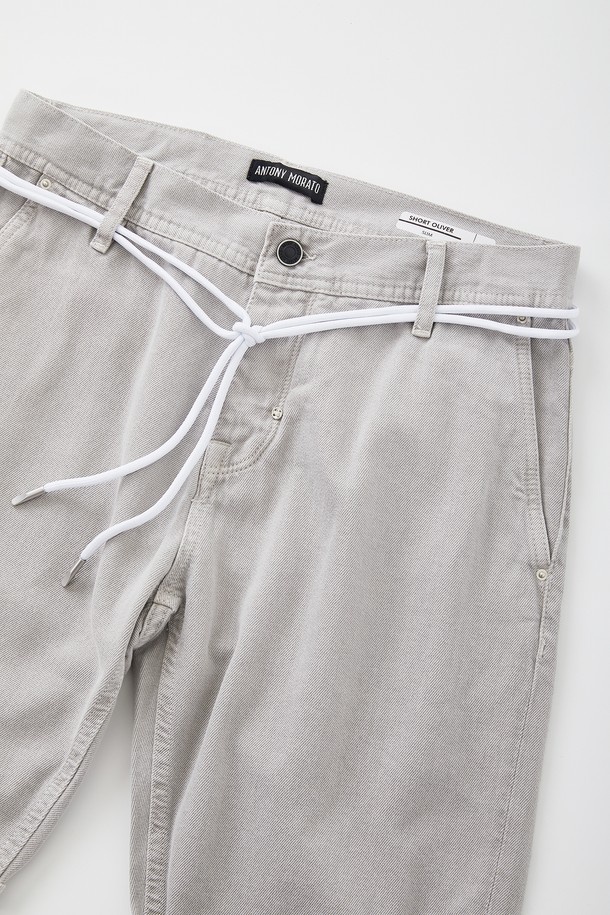 피그먼트 그레이 데님 반바지 CSPT113은 캐주얼한 스타일을 연출하기 좋은 데님 반바지입니다. 부드러운 면 소재와 데님 소재를 사용하여 편안한 착용감을 선사하며, 여름철 데일리룩에 활용하기 좋습니다. 일자핏으로 디자인되어 다리가 길어 보이는 효과를 주며, 피그먼트 워싱으로 빈티지한 멋을 더했습니다. 탈부착 가능한 스트랩과 뒷면 허리 가죽 패치, 버튼형 디자인이 특징이며, 휴가룩이나 여행룩에 매치하여 미니멀한 스타일을 완성할 수 있습니다.
