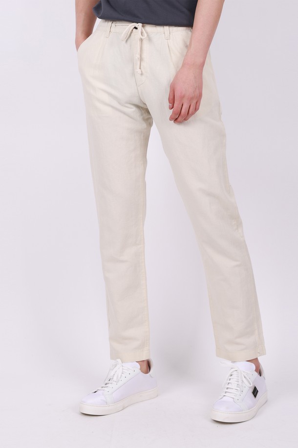 허리 밴딩 빅사이즈 린넨 바지 PT154A는 편안함과 스타일을 모두 갖춘 린넨 바지입니다. 아이보리, 베이지, 카키, 블랙의 네 가지 색상으로 제공되며, 봄, 여름, 가을, 겨울 사계절 내내 활용 가능합니다. 넉넉한 와이드핏과 루즈핏으로 제작되어 활동성이 뛰어나며, 시원한 린넨과 코튼 혼방 소재로 얇고 가볍게 착용할 수 있습니다.
