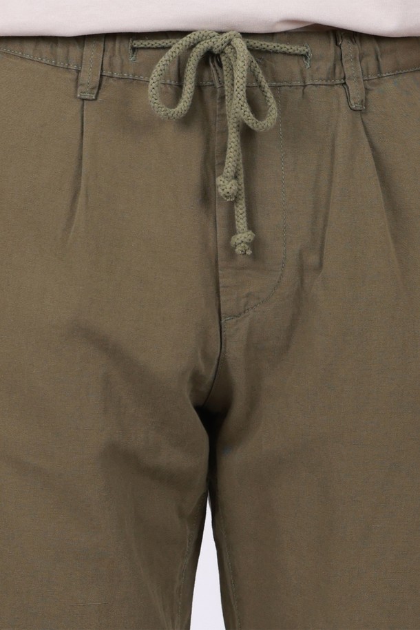 허리 밴딩 빅사이즈 린넨 바지 PT154A는 봄, 여름, 가을, 겨울 사계절 내내 편안하게 착용 가능한 린넨 바지입니다. 아이보리, 베이지, 카키, 블랙 4가지 색상으로 출시되었으며, 넉넉한 와이드핏과 루즈핏으로 편안한 착용감을 선사합니다. 코튼과 린넨 혼방 소재에 무지 디자인으로 제작되어 베이직하면서도 캐주얼한 스타일을 연출할 수 있습니다.
