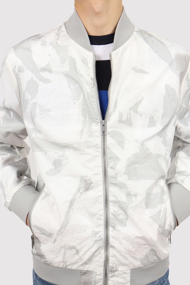 남성용 화이트 컬러의 JP143A 블루종 항공 점퍼입니다. 봄, 여름, 가을, 겨울 사계절 모두 착용 가능하며, 베이직한 디자인과 캐주얼한 스타일을 연출합니다. 폴리아미드 소재의 베이직핏, 레귤러 기장, 집업 여밈 방식의 무지 패턴 긴소매 점퍼로, 안감이 있으며 탈부착은 불가능합니다.
