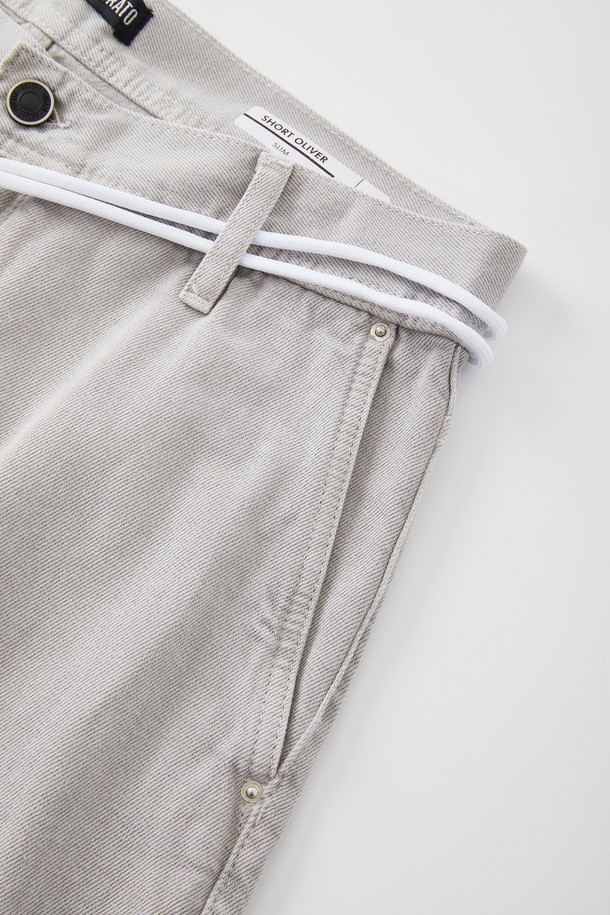 피그먼트 그레이 데님 반바지 CSPT113은 캐주얼한 스타일을 연출하기 좋은 데님 반바지입니다. 부드러운 면 소재와 데님 소재를 사용하여 편안한 착용감을 선사하며, 여름철 데일리룩에 활용하기 좋습니다. 일자핏으로 디자인되어 다리가 길어 보이는 효과를 주며, 피그먼트 워싱으로 빈티지한 멋을 더했습니다. 탈부착 가능한 스트랩과 뒷면 허리 가죽 패치, 버튼형 디자인이 특징이며, 휴가룩이나 여행룩에 매치하여 미니멀한 스타일을 완성할 수 있습니다.
