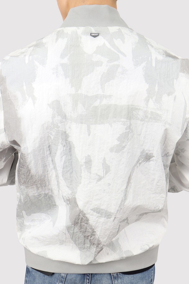 남성용 화이트 컬러의 JP143A 블루종 항공 점퍼입니다. 봄, 여름, 가을, 겨울 사계절 모두 착용 가능하며, 베이직한 디자인과 캐주얼한 스타일을 연출합니다. 폴리아미드 소재의 베이직핏, 레귤러 기장, 집업 여밈 방식의 무지 패턴 긴소매 점퍼로, 안감이 있으며 탈부착은 불가능합니다.
