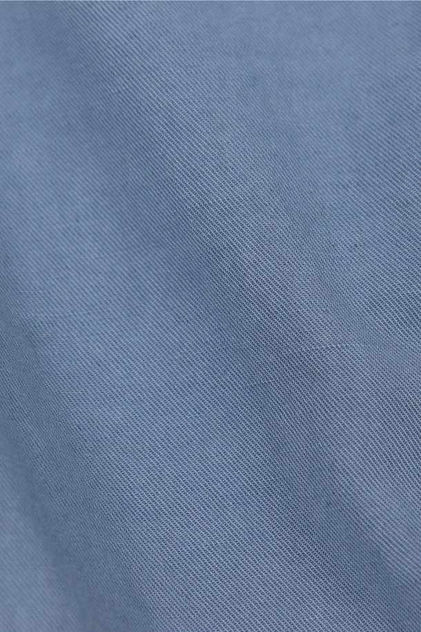 **제품 설명:**

봄, 여름 시즌에 시원하게 즐길 수 있는 5가지 컬러의 밴딩 린넨 바지 PT159A입니다. 스카이블루, 그린, 블랙, 화이트, 베이지의 다채로운 색상으로 출시되어 어떤 상의와도 편안하게 매치할 수 있습니다. 면과 린넨 혼방 소재로 제작되어 부드러운 촉감과 적당한 두께감을 자랑하며, 베이직핏 디자인으로 편안한 착용감을 선사합니다.
