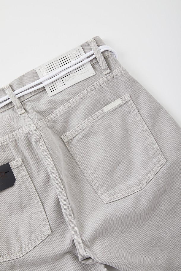 피그먼트 그레이 데님 반바지 CSPT113은 캐주얼한 스타일을 연출하기 좋은 데님 반바지입니다. 부드러운 면 소재와 데님 소재를 사용하여 편안한 착용감을 선사하며, 여름철 데일리룩에 활용하기 좋습니다. 일자핏으로 디자인되어 다리가 길어 보이는 효과를 주며, 피그먼트 워싱으로 빈티지한 멋을 더했습니다. 탈부착 가능한 스트랩과 뒷면 허리 가죽 패치, 버튼형 디자인이 특징이며, 휴가룩이나 여행룩에 매치하여 미니멀한 스타일을 완성할 수 있습니다.
