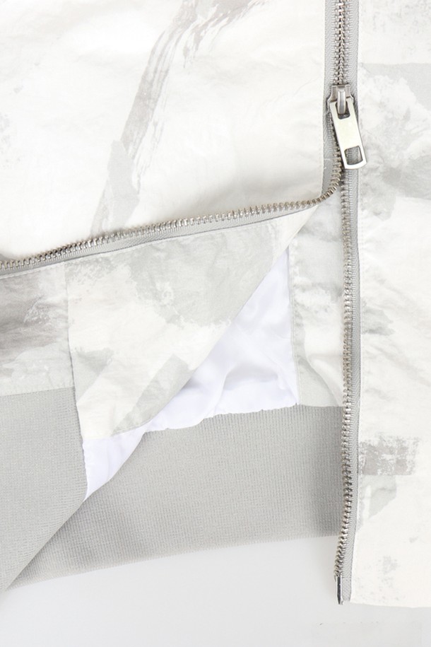 남성용 화이트 컬러의 JP143A 블루종 항공 점퍼입니다. 봄, 여름, 가을, 겨울 사계절 모두 착용 가능하며, 베이직한 디자인과 캐주얼한 스타일을 연출합니다. 폴리아미드 소재의 베이직핏, 레귤러 기장, 집업 여밈 방식의 무지 패턴 긴소매 점퍼로, 안감이 있으며 탈부착은 불가능합니다.
