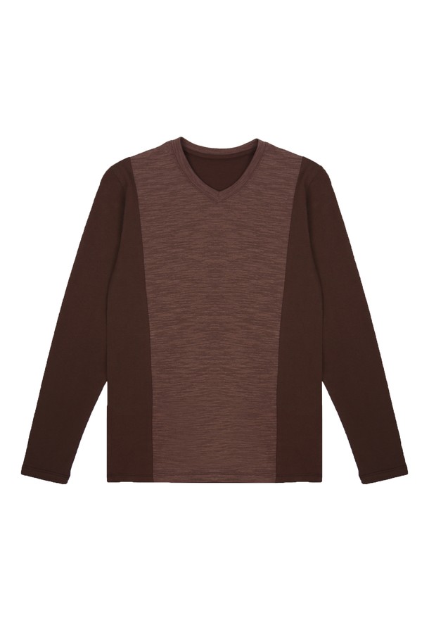 남성 솔리드 봄/가을 코튼 브이넥 긴팔 티셔츠 TEE102는 부드러운 착용감의 면 소재로 제작되어 편안함을 선사합니다. 얇은 두께감으로 봄, 가을 간절기에 적합하며, 슬림핏 디자인과 베이직 스타일로 미니멀, 클래식, 캐주얼 등 다양한 룩에 활용하기 좋습니다. 아이보리, 블랙, 네이비, 브라운까지 네 가지의 기본 컬러로 출시되어 폭넓은 선택이 가능합니다. 약간의 신축성이 있어 활동성을 높였으며, 비침 걱정 없이 니트 느낌으로 세련된 분위기를 연출할 수 있습니다. 브이넥 라인과 긴 소매 디자인이 특징인 솔리드 긴팔 티셔츠입니다.
