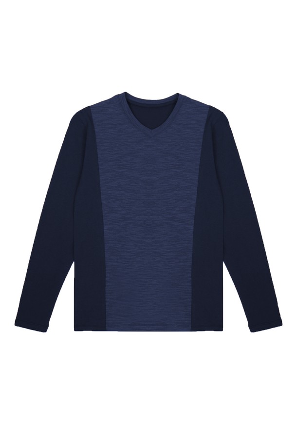 남성 솔리드 봄 가을 코튼 브이넥 긴팔 티셔츠 TEE102는 부드러운 촉감의 면 소재로 제작되어 편안한 착용감을 선사합니다. 봄, 가을 시즌에 적합하며, 베이직한 스타일의 무지 디자인으로 다양한 룩에 활용하기 좋습니다. 슬림핏으로 깔끔하게 떨어지는 핏과 살짝 비침이 있는 얇은 두께, 약간의 신축성으로 활동성을 더했습니다. 브이넥 라인과 긴 소매 기장으로 세련됨을 더하여 데이트룩, 카페룩 등 다양한 TPO에 활용 가능하며, 미니멀, 클래식, 캐주얼 스타일을 연출할 수 있습니다. 아이보리, 블랙, 블루, 브라운 4가지 컬러로 출시되어 폭넓은 선택지를 제공합니다.
