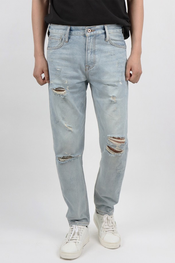 IKALOOK (이카룩) 봄/가을 연청 레귤러 핏 데미지 진 AJN172는 캐주얼한 스타일을 연출하기 좋은 남성 데님 팬츠입니다. 연청 컬러에 데미지 디테일이 더해져 트렌디한 무드를 선사하며, 면 98%와 폴리우레탄 2%의 혼방 소재로 제작되어 편안한 착용감을 제공합니다. 레귤러 핏으로 제작되어 누구나 부담 없이 즐겨 입을 수 있으며, 봄, 가을, 여름 시즌에 착용하기 적합합니다. 지퍼형 여밈 방식으로 간편하게 착용 가능하며, 데이트룩, 동네 마실룩, 쇼핑룩 등 다양한 TPO에 활용하기 좋습니다. 미니멀, 시티보이 스타일을 즐기는 분들께 추천합니다.
