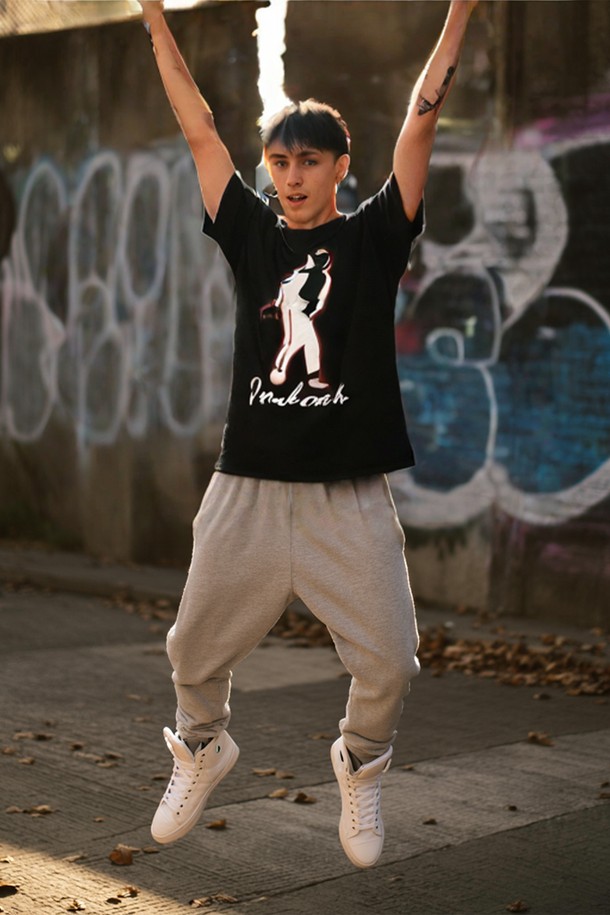 마이클 나염 실켓 반팔 티셔츠 ASTEE116은 남성용 티셔츠로, 봄, 여름, 가을 시즌에 착용하기 적합합니다. 부드러운 촉감의 면, 나일론, 폴리우레탄 혼방 소재로 제작되었으며, 슬림핏 라운드넥 디자인에 얇은 두께로 편안한 착용감을 제공합니다. 캐주얼 스타일의 나염 프린트가 돋보이며, 화이트와 블랙 두 가지 색상으로 출시되었습니다.
