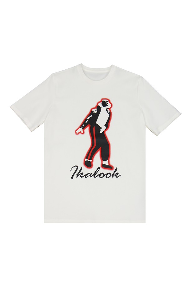 마이클 나염 실켓 반팔 티셔츠 ASTEE116은 부드러운 촉감의 면, 나일론, 폴리우레탄 혼방 소재로 제작되었으며, 신축성이 있어 편안한 착용감을 제공합니다. 베이직한 스타일의 남성용 슬림핏 라운드넥 반팔 티셔츠로, 프린트 패턴이 돋보이며 화이트, 블랙 색상으로 출시되었습니다. 일상복으로 적합하며 봄, 여름, 가을, 겨울 모든 계절에 착용하기 좋습니다.
