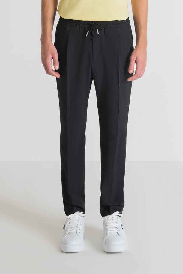 "썸머 아이스 밴딩 슬랙스 APT107A"는 시원한 여름을 위한 남성용 슬랙스입니다. 그레이, 블랙, 네이비 세 가지 색상으로 출시되어 다양한 스타일 연출이 가능하며, "데일리" 및 "출근룩", "오피스룩"에 적합합니다. 레귤러핏에 긴 기장으로 제작되어, "미니멀", "클래식", "캐주얼" 스타일을 즐기는 분들께 추천합니다. 폴리에스테르, 레이온, 폴리우레탄 혼방의 아이스 소재를 사용하여 얇고 부드러운 착용감을 제공하며, 밴딩 처리로 편안함을 더했습니다. 사이즈는 30~38인치까지 폭넓게 선택할 수 있습니다.
