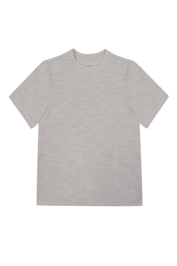 남성 솔리드 슬리브 반팔 티셔츠 STEE101A는 베이직한 스타일의 남성용 반팔 티셔츠입니다. 봄, 여름, 가을, 겨울 사계절 모두 착용 가능하며, 데이트룩이나 동네 마실룩으로 활용하기 좋습니다. 라운드넥에 레귤러핏으로 제작되었으며, 부드러운 촉감의 면, 폴리에스테르 혼방 소재로 제작되어 편안한 착용감을 선사합니다. 얇은 두께감에 약간의 신축성이 있어 활동성을 높였으며, 비침은 거의 없습니다. 캐주얼, 미니멀, 클래식 스타일을 즐겨 입는 남성분들께 추천합니다.
