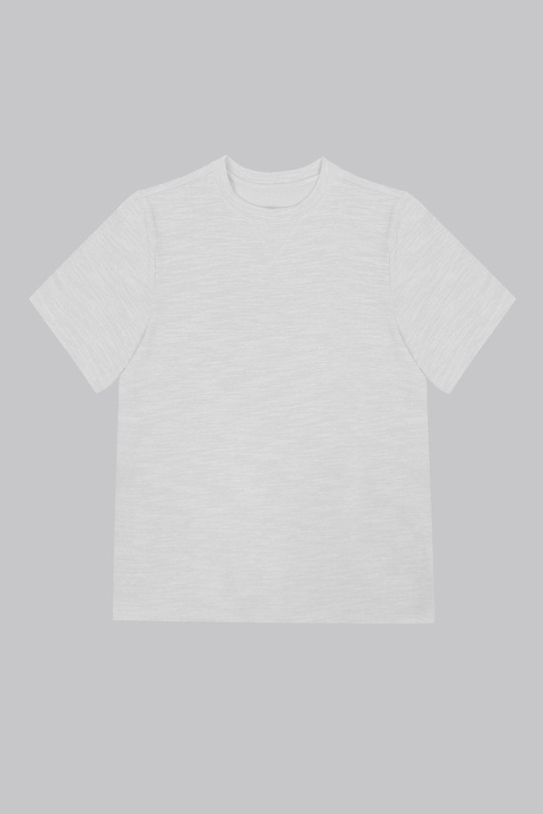 남성 솔리드 슬리브 반팔 티셔츠 STEE101A는 베이직한 스타일의 반팔 티셔츠입니다. 면과 폴리에스테르 혼방 소재로 제작되어 부드러운 촉감과 중간 두께감을 자랑하며, 봄, 여름, 가을, 겨울 사계절 모두 활용 가능합니다. 라운드넥에 무지 패턴으로 디자인되어 어떤 옷에도 잘 어울리며, 레귤러 핏으로 편안하게 착용할 수 있습니다. 데이트룩, 카페룩 등 다양한 TPO에 맞춰 캐주얼, 미니멀, 클래식 스타일을 연출해보세요. 신축성이 약간 있으며 비침이 없는 것이 특징이며, 니트 느낌으로 제작되었습니다. 기본 사이즈보다 한 사이즈 크게 착용하는 것을 추천합니다.
