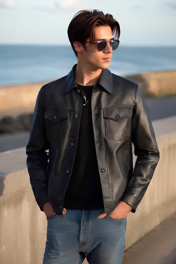 남성용 투 포켓 버튼 가죽 점퍼 CLJP109입니다. 부드러운 촉감의 소가죽 소재로 제작되어 봄, 가을 간절기에 착용하기 좋습니다. 베이직핏으로 어떤 옷에도 잘 어울리는 캐주얼하고 미니멀한 스타일을 연출합니다. 무지 디자인에 버튼 여밈 방식, 중간 두께감으로 편안하게 착용할 수 있으며, 이너 포켓 상단 가죽 마감과 버튼 디테일로 포인트를 더했습니다. 블랙 색상으로 다양한 스타일에 활용하기 좋은 데일리 아이템입니다.
