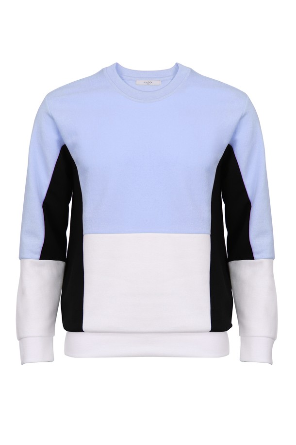 **멀티컬러 캐주얼 배색 맨투맨 TEE106A**는 [공용]으로 제작된 상의 맨투맨입니다. 봄, 가을에 어울리는 레귤러 핏의 긴소매 맨투맨으로, 부드러운 면 소재에 멀티컬러, 화이트, 블랙, 스카이블루 등의 다채로운 배색 디자인이 특징입니다. 라운드넥으로 제작되어 일상생활에서 캐주얼하고 베이직한 스타일 연출에 적합합니다. 두께는 보통이며, 편안한 착용감을 선사합니다. 미니멀한 스타일을 선호하는 분들께 추천합니다.
