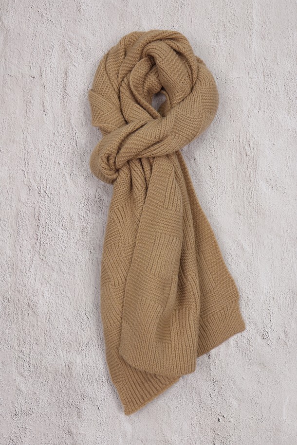 격자 패턴 니트 머플러 AMU123A는 부드러운 니트 소재로 제작되어 가을, 겨울철 따뜻함을 선사하는 머플러입니다. 베이지, 브라운 두 가지 색상으로 출시되어 다양한 룩에 매치하기 용이하며, 캐주얼 및 베이직 스타일을 연출하기 좋습니다. 격자 무늬 디자인과 두꺼운 두께감으로 보온성을 높였으며, 니트 짜임 특유의 부드러운 촉감이 특징입니다. 일상생활에서 활용하기 좋은 실용적인 아이템입니다.
