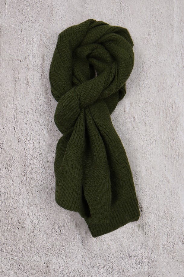 격자 패턴 니트 머플러 AMU123A는 부드러운 촉감과 두꺼운 두께로 따뜻함을 선사하는 머플러입니다. 카키와 그린 두 가지 색상으로 출시되어 다양한 겨울 스타일을 연출할 수 있습니다. 베이직하고 캐주얼한 스타일을 선호하는 분들께 추천하며, 격자 무늬 디자인이 특징입니다. 뛰어난 보온성으로 추운 날씨에도 따뜻하게 착용할 수 있습니다. 캐주얼, 클래식, 미니멀 스타일 모두 소화 가능한 활용도 높은 아이템입니다.
