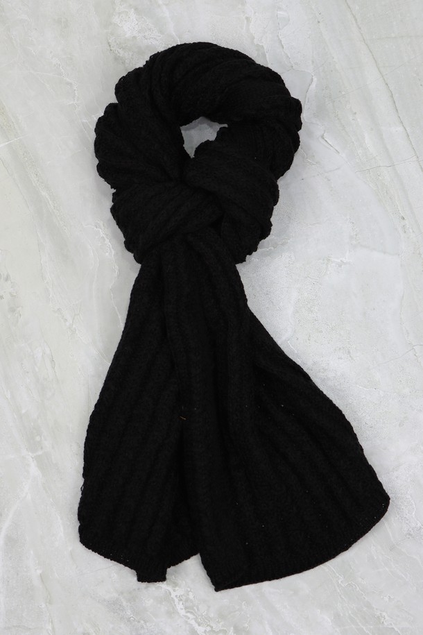 눈꽃 패턴 니트 목도리 머플러 AMU125A는 가을, 겨울철 따뜻함을 선사하는 베이직 스타일의 목도리/머플러입니다. 보온성이 뛰어난 니트 소재로 제작되었으며, 부드러운 촉감이 특징입니다. 블랙 컬러에 눈꽃 패턴 디자인이 더해져 클래식, 미니멀, 캐주얼 등 다양한 스타일에 매치하기 좋습니다. 두꺼운 두께감으로 추운 날씨에도 따뜻하게 착용할 수 있으며, 일상에서 폭넓게 활용할 수 있습니다.
