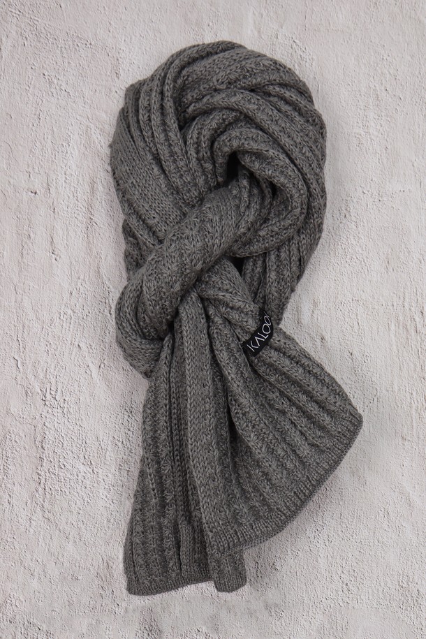 눈꽃 패턴 니트 목도리 머플러 AMU125A는 포근함과 스타일을 동시에 만족시키는 머플러입니다. 부드러운 니트 소재에 눈꽃 패턴과 케이블 디자인 장식을 더해 따뜻하면서도 세련된 분위기를 연출합니다. 톤 다운된 그레이 컬러는 어떤 스타일에도 잘 어울리며, 두꺼운 두께감과 골지 디테일이 보온성을 높여줍니다. 출근룩과 모임룩에 클래식, 미니멀, 캐주얼 스타일을 더해 겨울철 데일리 아이템으로 활용하기 좋습니다. 추운 계절, 따뜻함과 멋을 동시에 잡으세요.
