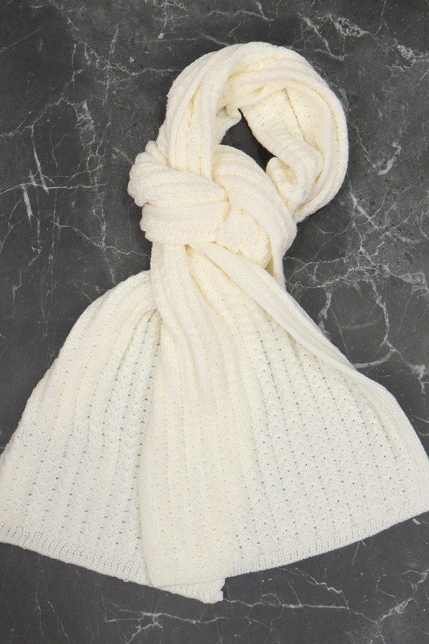 눈꽃 패턴 니트 목도리 머플러 AMU125A는 부드러운 촉감의 폴리에스테르 소재로 제작되어 보온성이 뛰어난 겨울철 필수 아이템입니다. 눈꽃 패턴이 돋보이는 디자인으로, 캐주얼한 스타일을 연출하며 출근룩, 데이트룩 등 다양한 TPO에 활용할 수 있습니다. 블랙, 베이지, 아이보리, 그레이 4가지 색상으로 출시되어, 어떤 옷에도 쉽게 매치할 수 있습니다. 중두께의 니트 소재로 제작되어 따뜻함과 스타일을 동시에 잡았습니다. 캐주얼, 미니멀, 클래식 등 어떤 스타일에도 잘 어울리는 활용도 높은 머플러입니다.
