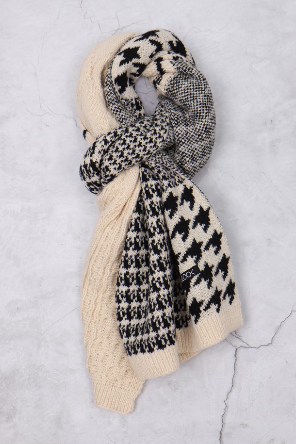 하운드투스 체크 패턴 배색 머플러 AMU138는 가을, 겨울철 당신의 스타일을 완성해 줄 머플러/스카프입니다. 부드러운 니트와 울 소재로 제작되어 뛰어난 보온성을 자랑하며, 차분하면서도 세련된 블랙, 화이트, 베이지 색상의 조화가 돋보입니다. 클래식하고 베이직한 디자인에 하운드투스 체크 패턴이 더해져 출근룩, 모임룩 등 다양한 TPO에 활용 가능합니다. 두꺼운 두께감으로 따뜻함을 더하며, 미니멀한 스타일을 선호하는 분들께 추천합니다.
