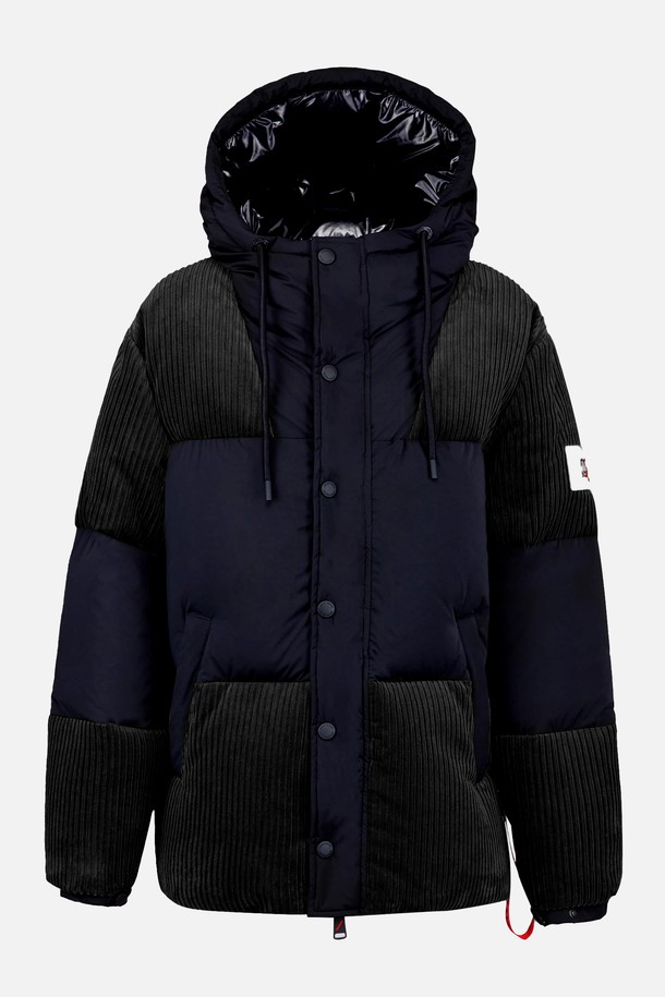 컬러 블로킹 코듀로이 후드 다운 패딩 점퍼 AJP116A는 겨울철 캐주얼 및 스포티 스타일을 연출하기에 좋은 아우터입니다. 블랙과 네이비 두 가지 색상으로 출시되어 취향에 맞는 색상을 선택할 수 있습니다. 촘촘한 코듀로이 소재와 두꺼운 두께감으로 보온성을 높였으며, 후드 디자인과 컬러 블로킹 디테일로 포인트를 더했습니다. 레귤러핏으로 편안한 착용감을 제공하며, 집업 및 버튼 여밈 방식으로 간편하게 입고 벗을 수 있습니다. 긴 소매 기장의 패딩 점퍼로, 한겨울에도 따뜻하게 스타일을 완성할 수 있습니다.
