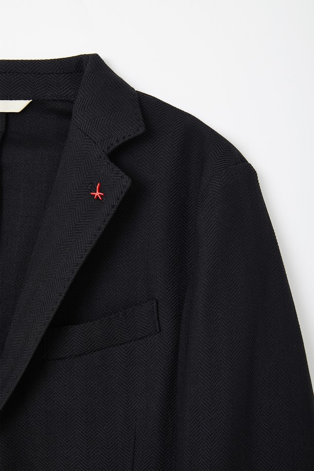 블랙 컬러의 헤링본 패턴이 돋보이는 CJK107 스판 자켓입니다. 봄, 가을에 착용하기 적합하며, 베이직한 스타일로 일상복으로 활용하기 좋습니다. 폴리에스터, 레이온, 폴리우레탄 혼방 소재로 제작되어 신축성 있는 편안한 착용감을 선사하며, 긴 소매와 버튼 여밈, 베이직 핏 디자인이 특징입니다. 안주머니 버튼 디테일과 브랜드 라벨 패치가 돋보입니다.
