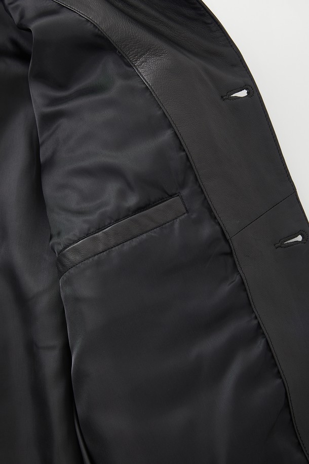 남성용 투 포켓 버튼 가죽 점퍼 CLJP109입니다. 부드러운 촉감의 소가죽 소재로 제작되어 봄, 가을 간절기에 착용하기 좋습니다. 베이직핏으로 어떤 옷에도 잘 어울리는 캐주얼하고 미니멀한 스타일을 연출합니다. 무지 디자인에 버튼 여밈 방식, 중간 두께감으로 편안하게 착용할 수 있으며, 이너 포켓 상단 가죽 마감과 버튼 디테일로 포인트를 더했습니다. 블랙 색상으로 다양한 스타일에 활용하기 좋은 데일리 아이템입니다.
